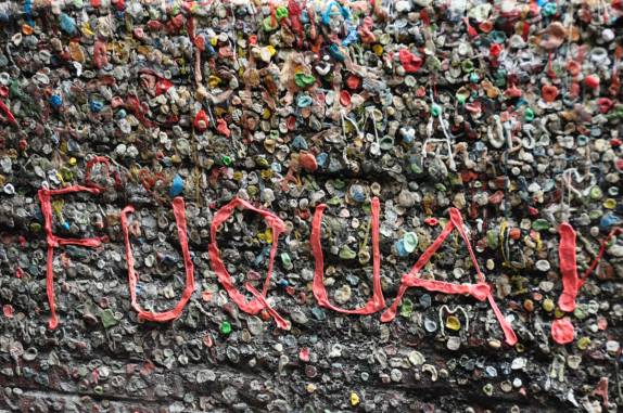 Mensagem escrita com chicletes, em parede de teatro de Seattle, no estado de Washington, nos Estados Unidos